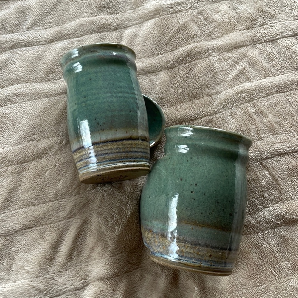 Set of 2 ceramic mugs.